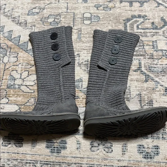 UGG Classic cardi sweater knit boot. Size 8 - Picture 3 of 10